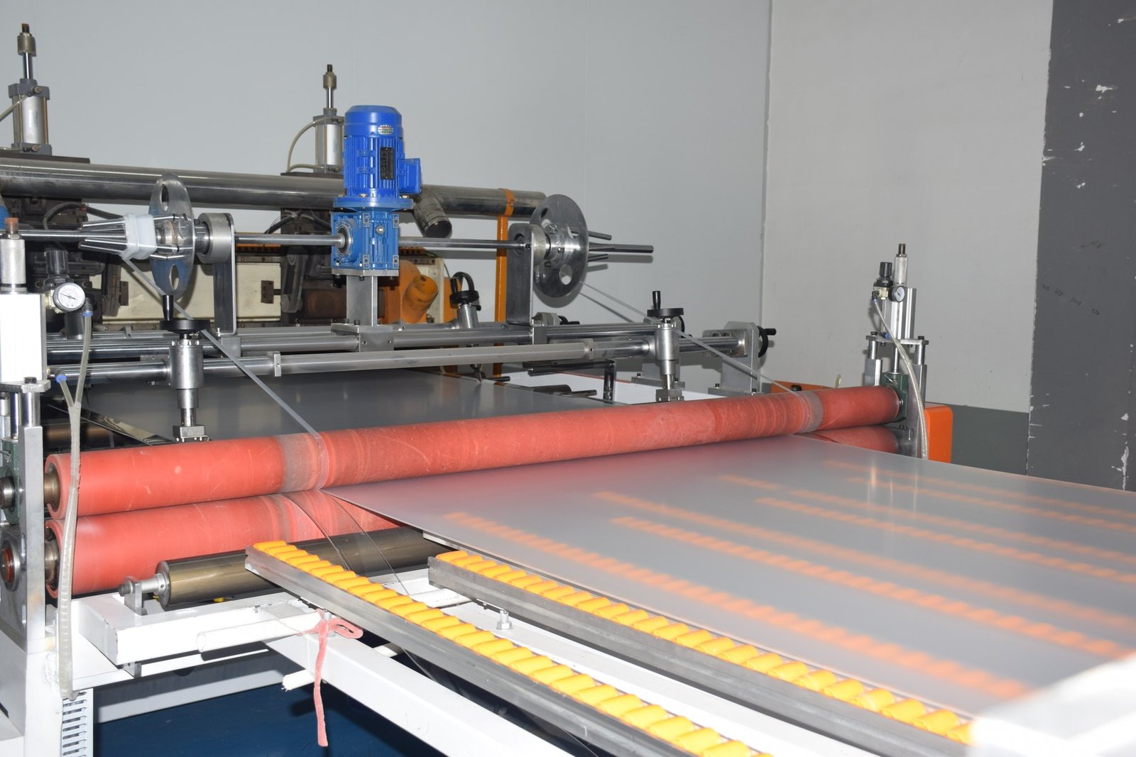Acrylic sheet extrusion equipment at the Olsoon factory